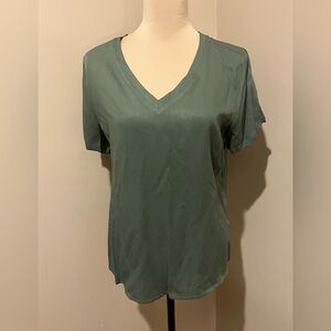 NWT Alex & Jordan Versatile  V-Neck Short Sleeve Top in Olive Drab, size M